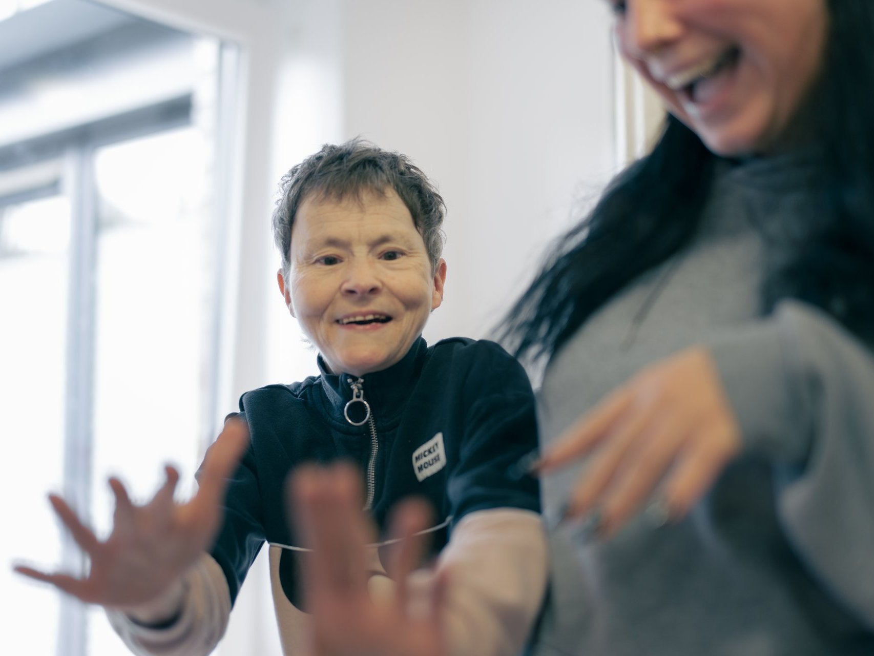 Eine Behinderte Frau begeistert sich 