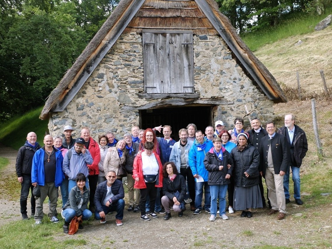 Gruppenfoto vor einem alten Stadel: Wanderausflug mit Pater Jörg 