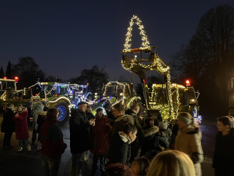 Weihnachtliche Traktor-Lichter-Parade: Behindertenhilfe Nettetal