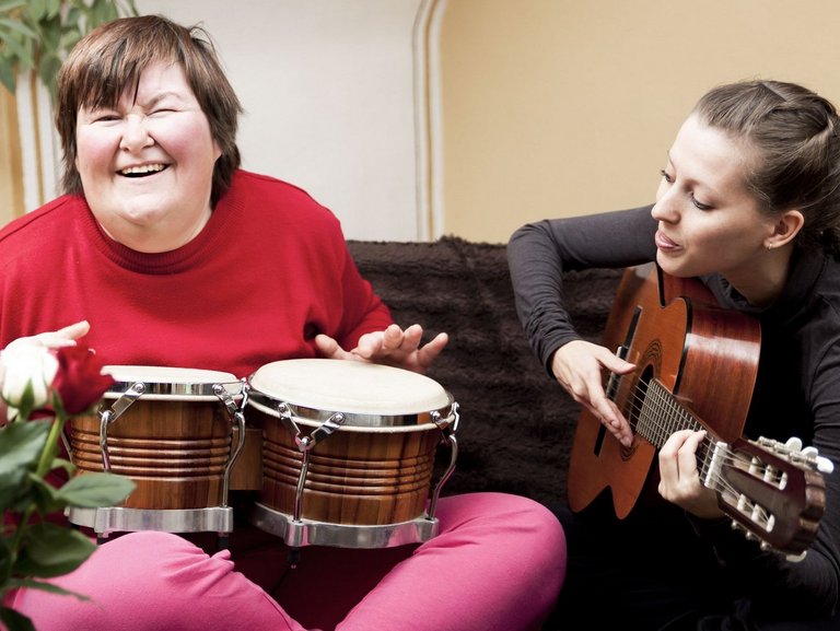 Zwei Frauen machen eine Musiktherapie