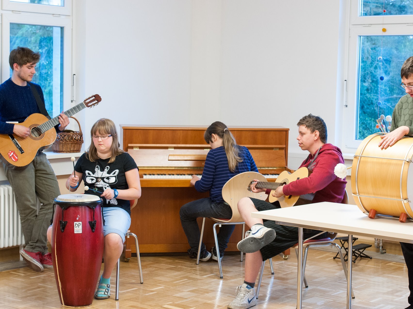 Musikzimmer: zwei Mädchen und drei Jungen Spielen Klavier, Trommel und Gitarre