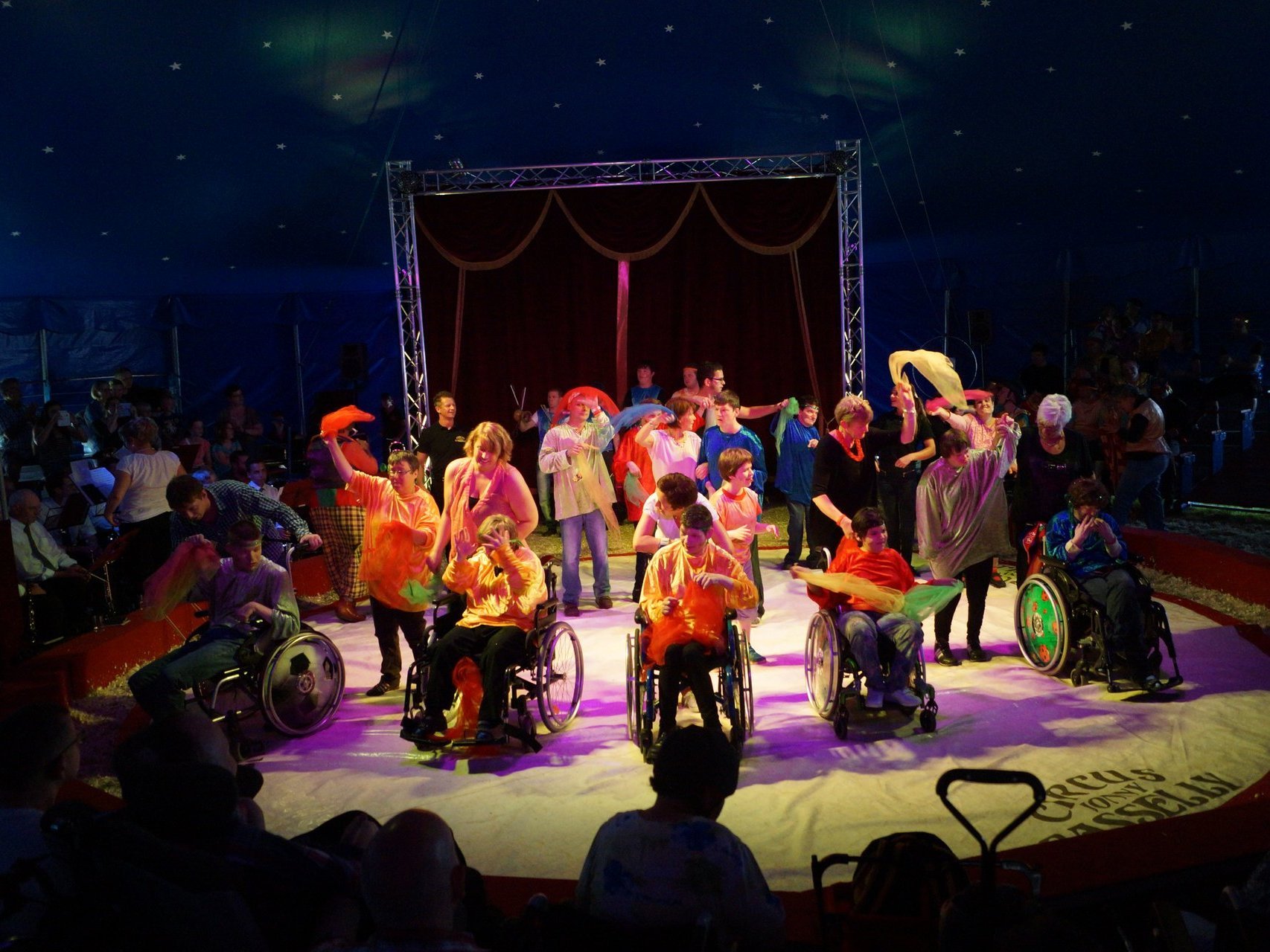 im Zirkus: Jugendliche im Rollstuhl sind in der Manege 